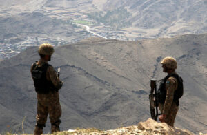 Kaksi sotilasta vuorenrinteellä