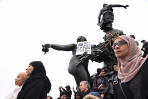 Ihmiset protestoivat islaminvastaisuutta vastaan Tasavallan aukiolla Pariisissa.