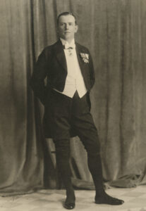 Diplomaatti poseeraa 1920-luvun juhla-asussa.