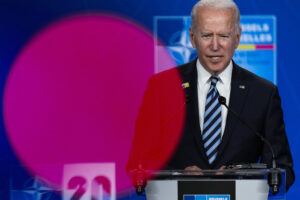 Joe Biden Nato-logon edessä