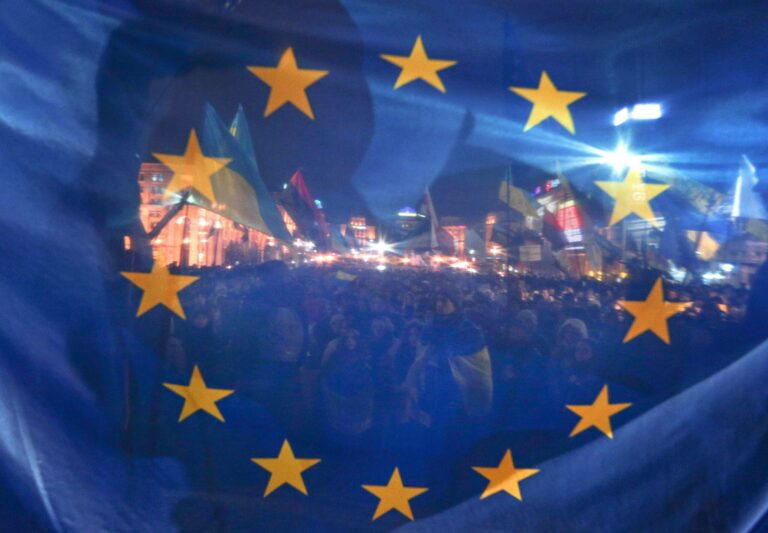 EU-lippu liehui väkijoukon keskellä Maidan-aukiolla vuonna 2013.