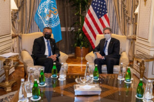 WHO:n pääjohtaja Tedros Adhanom Ghebreyesus ja Yhdysvaltojen ulkoministeri Antony Blinken istuvat nojatuoleissa.