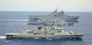 Unionin jäsenmaat ovat lähettäneet Somalian rannikolle raskaita sota-aluksia. Toukokuussa ranskalainen helikopterien tukialus ja hävittäjä kohtasivat Atalanta-operaation lippulaivan, portugalilaisen fregatin Alvares Cabralin (etualalla).