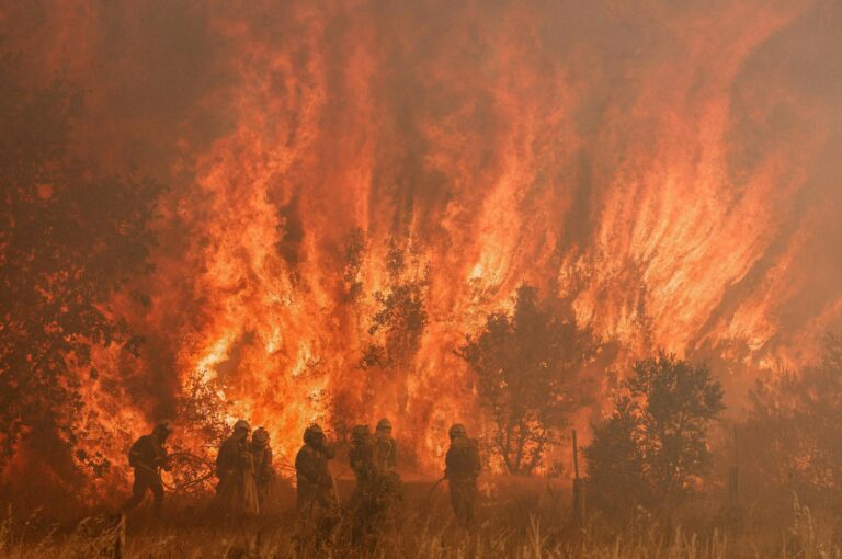 Palomiehet sammuttamassa valtavana roihuavaa maastopaloa Espanjassa.