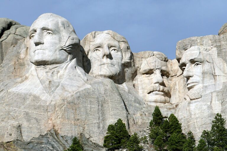 Mount Rushmoren kylkeen kaiverretut Yhdysvaltojen presidentit.