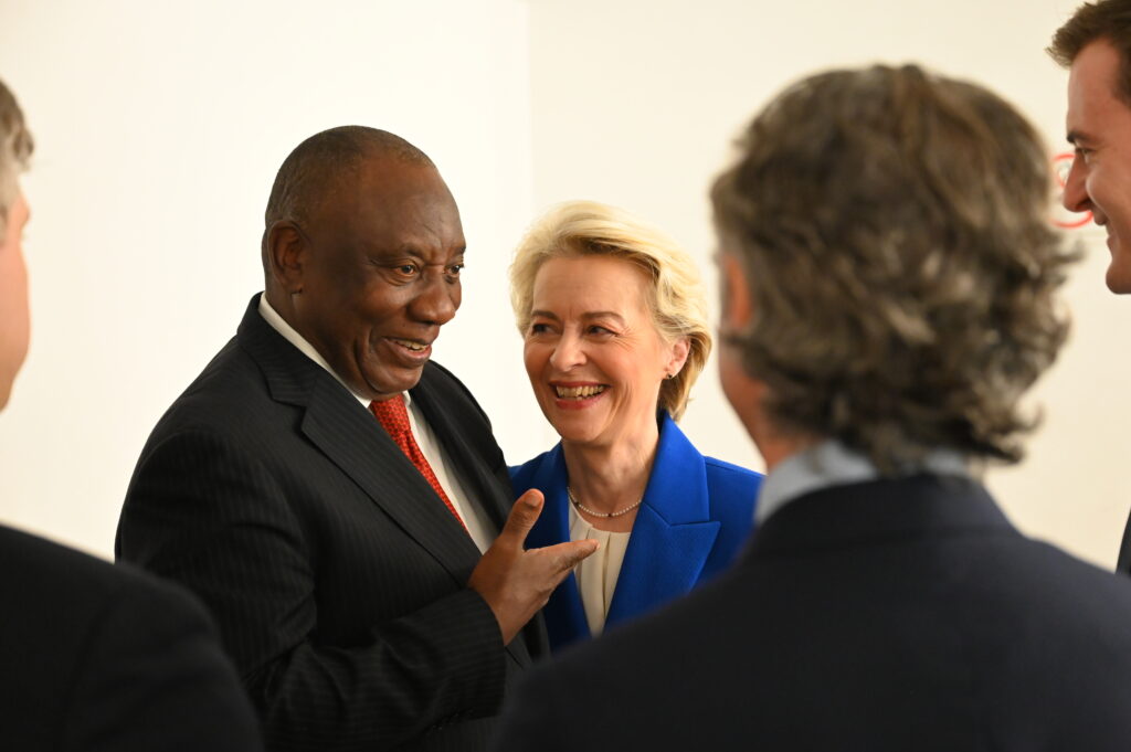 Etelä-Afrikan presidentti Cyril Ramaphosa ja Euroopan komission puheenjohtaja Ursula von der Leyen seisovat lähekkäin.